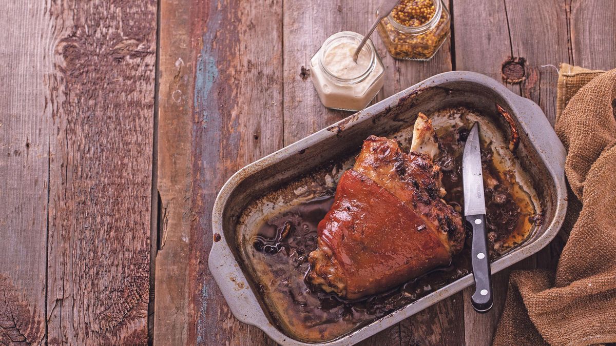 Recept na pečené vepřové koleno na pivu, které se rozpadne pod vidličkou